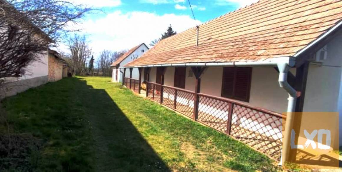 Eladó felújított takaros parasztház Balatonberényben. apróhirdetés