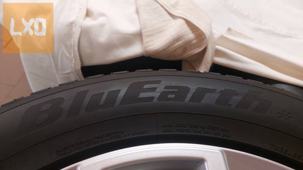 Yokohama Bluearth Winter V905  255/55r18 téli gumik apróhirdetés