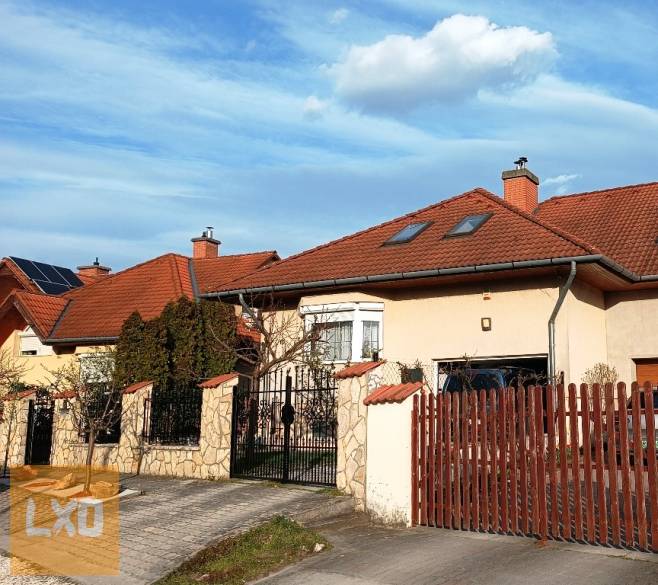 REMEK SORHÁZI LAKÓINGATLAN ELADÓ DUNAKANYAR FŐVÁROSÁBAN VÁCON. apróhirdetés