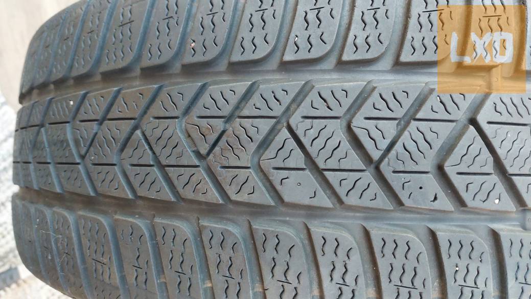 Gyári szerelésű,újszerű Pirelli 225/40r18 téli gumi apróhirdetés