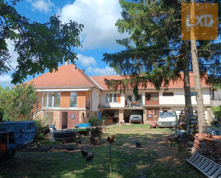 Eladó tágas, kétgenerációs parasztház Szokolyán. apróhirdetés