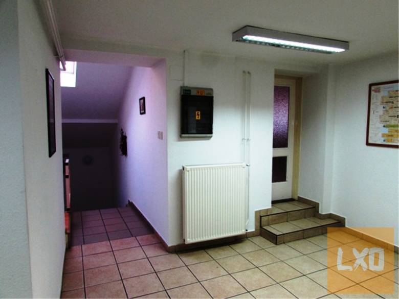 Kiadó 28 m2-es iroda Vác központjához közel. apróhirdetés