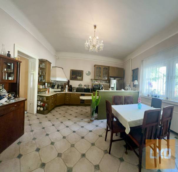 Vác belvárosának közelében, nagypolgári stílusú családi ház eladó. apróhirdetés