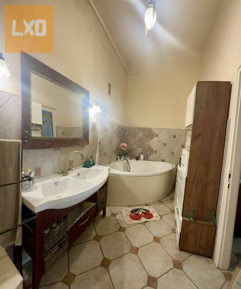 Vác belvárosának közelében, nagypolgári stílusú családi ház eladó. apróhirdetés