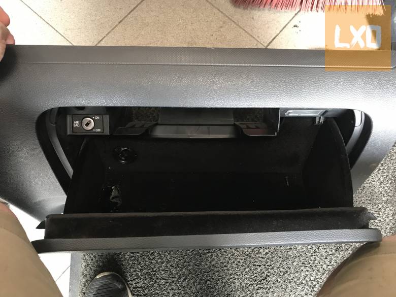 VW GOLF V -- kesztyűtartó apróhirdetés