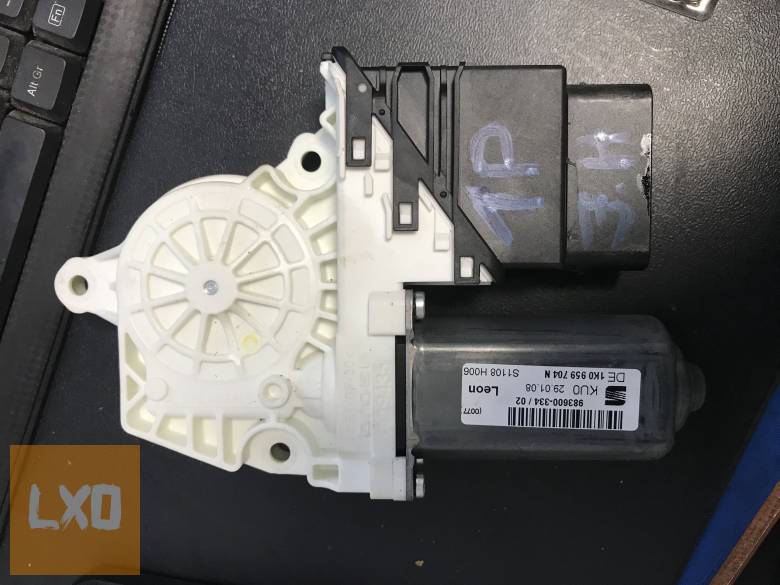 SEAT LEON 1P  / jobb hátsó ablakemelő motor 1K0 959 704 N apróhirdetés