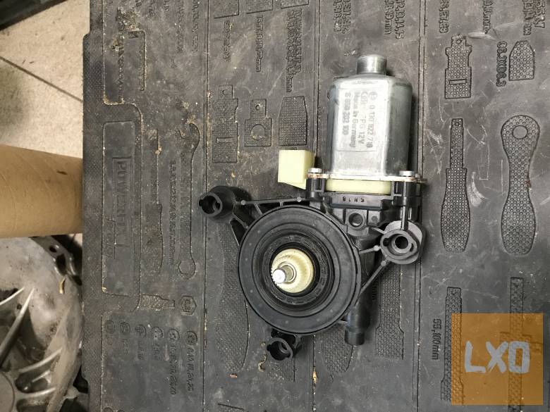 SKODA OCTAVIA III -- jobb első ablakemelő motor  5Q0 959 802 B apróhirdetés