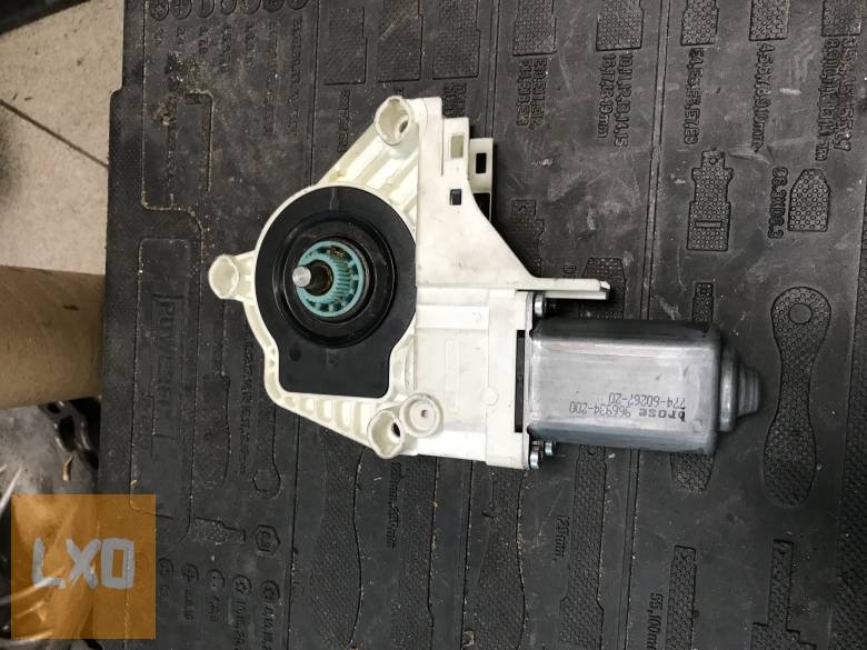 SKODA SUPERB 3T  - jobb első ablakemelő motor 8K0 959 802 A apróhirdetés