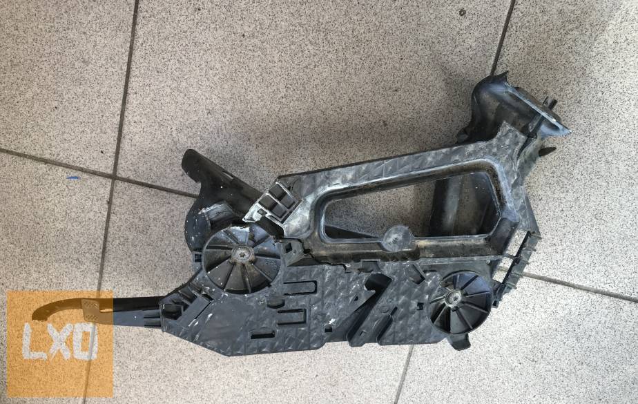 SKODA OCTAVIA II ( FL előtti) bal első fényszórótartó (sérült) apróhirdetés