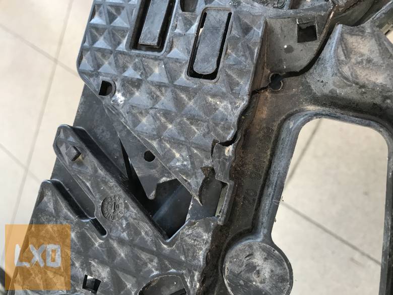 SKODA OCTAVIA II ( FL előtti) bal első fényszórótartó (sérült) apróhirdetés