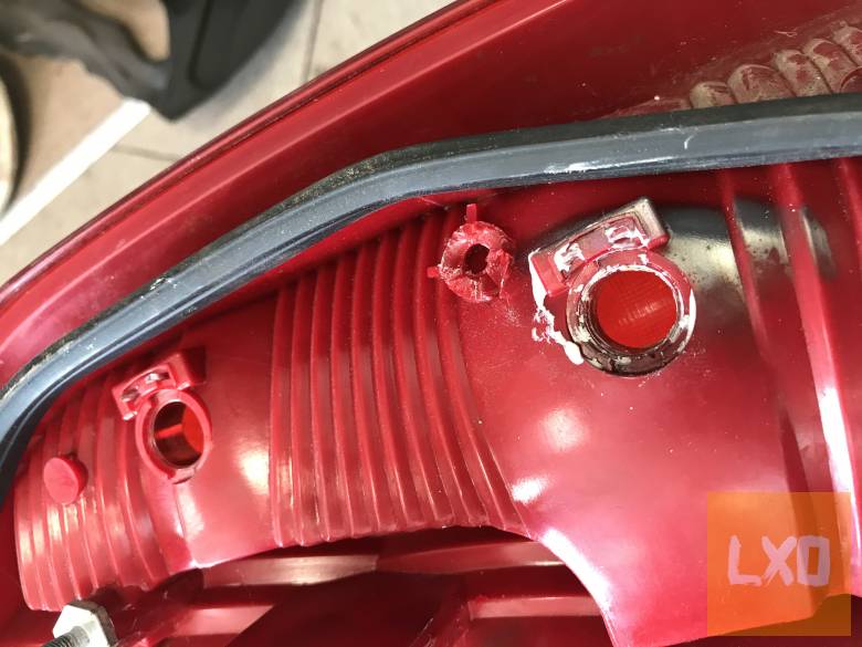 SKODA OCTAVIA II ( 5 ajtós) bal hátsó lámpa apróhirdetés