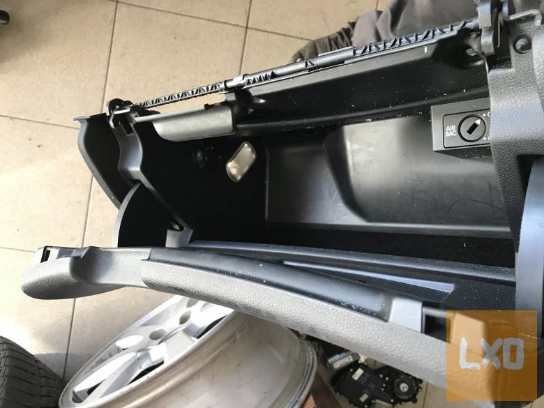 SKODA OCTAVIA II - kesztyűtartó apróhirdetés