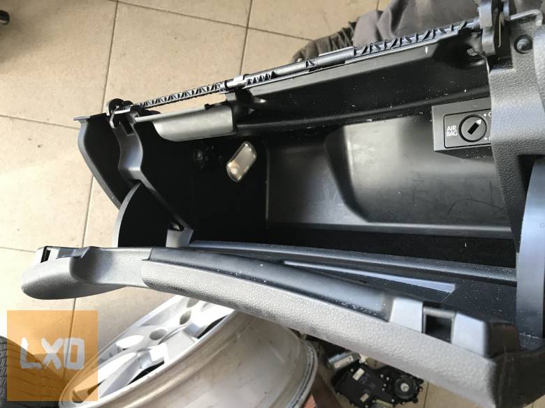 SKODA OCTAVIA II * kesztyűtartó apróhirdetés