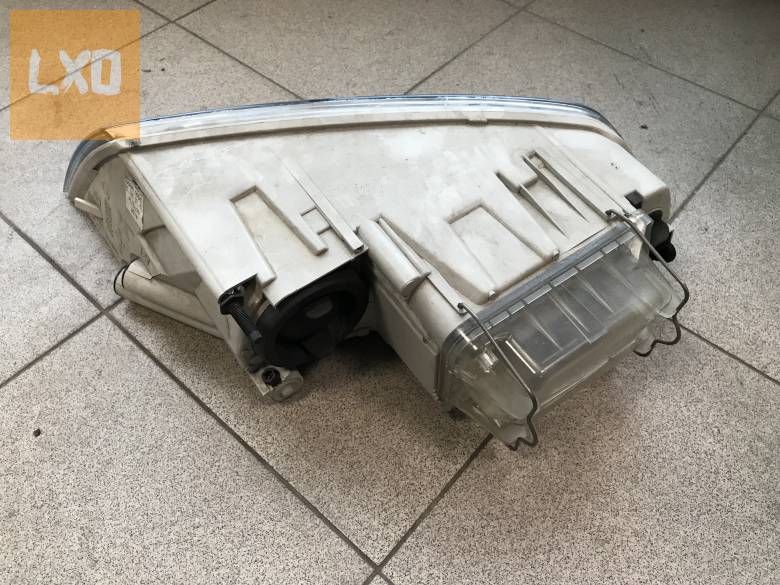 SKODA OCTAVIA II * jobb xenon fényszóró (sérült) alkatrésznek apróhirdetés
