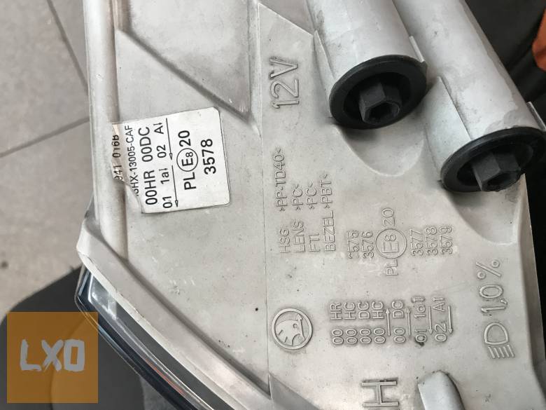 SKODA OCTAVIA II * jobb xenon fényszóró (sérült) alkatrésznek apróhirdetés