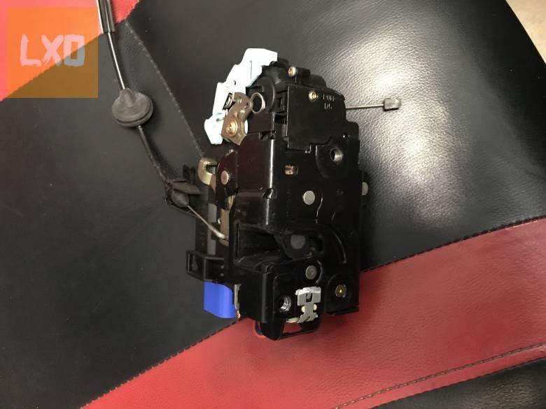 VW GOLF V * jobb első zár 3D1 837 016 apróhirdetés