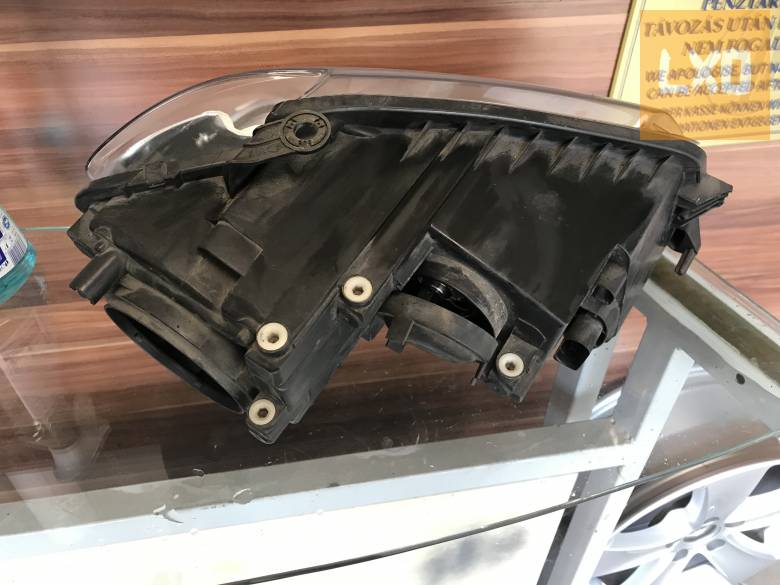 VW TOURAN 1T FL * bal halogén fényszóró  (fülsérült) 1T1 941 005 B apróhirdetés