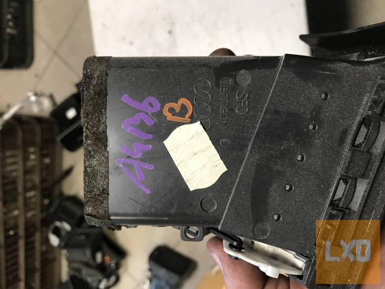 AUDI A4 B6   - bal légbefúvó rács apróhirdetés