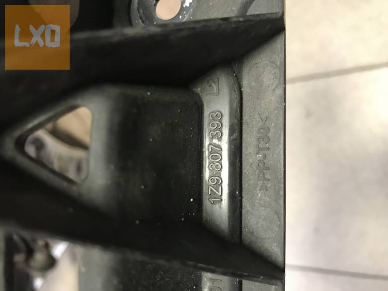 SKODA OCTAVIA II Kombi bal hátsó lökhárító tartó 1Z9 807 393 apróhirdetés