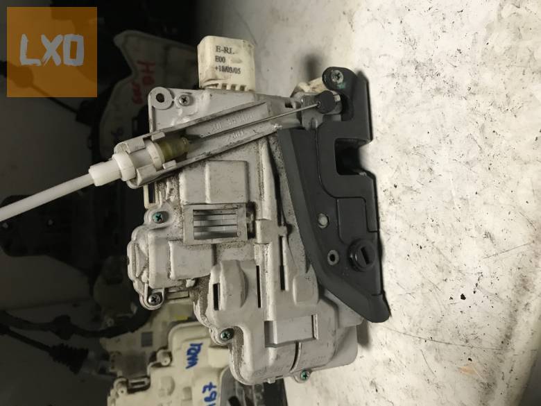 AUDI A4 B7   * bal hátsó zár 8E0 839 015 AA apróhirdetés
