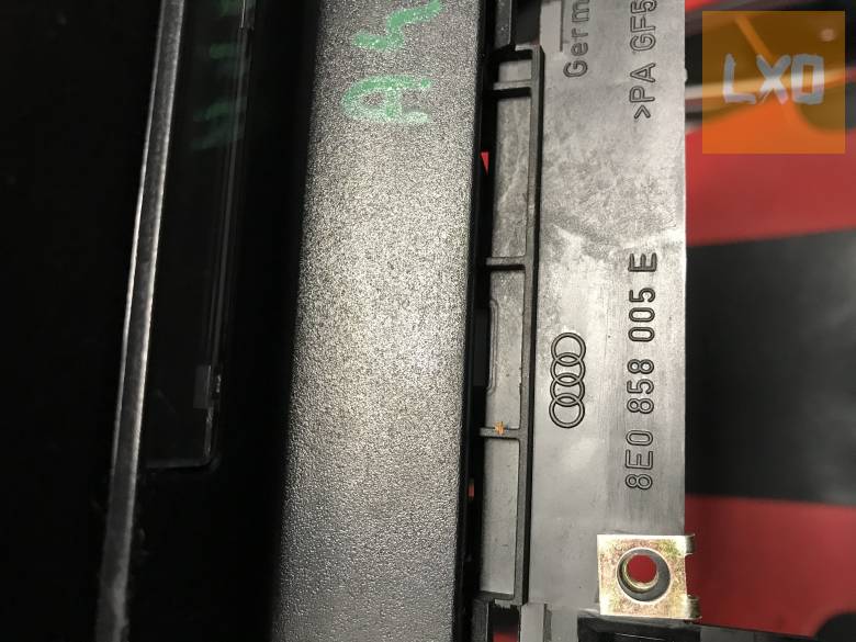 AUDI A4 B7 / középkonzol ( 1DIN)  8E0 858 055 E apróhirdetés