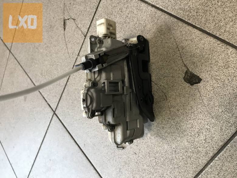 AUDI A4 B7 / bal hátsó zár 8E0 839 015 AA apróhirdetés