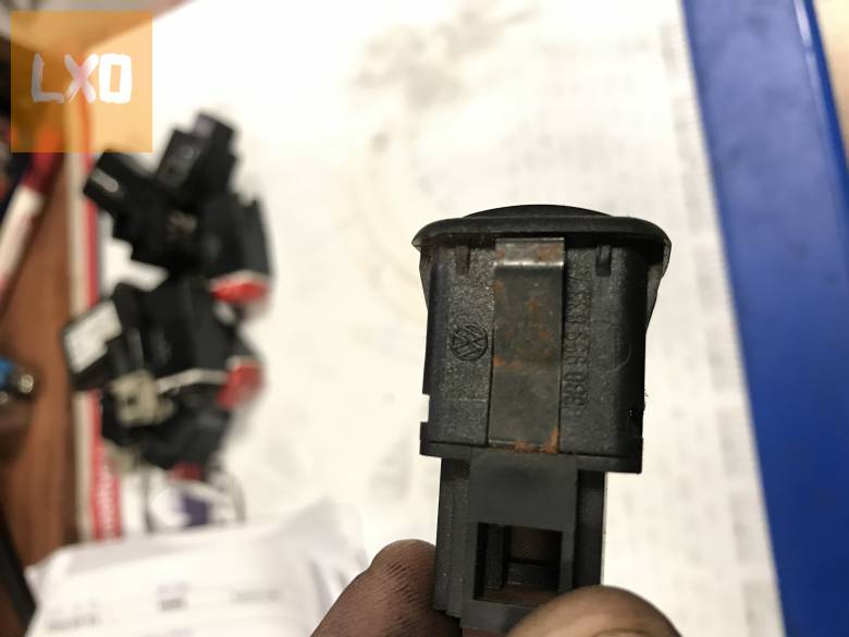 VW PASSAT B5 / tankajtó nyitó kapcsoló 3B0 959 833 A apróhirdetés