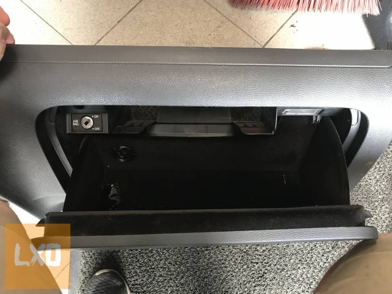 VW GOLF V / kesztyűtartó apróhirdetés