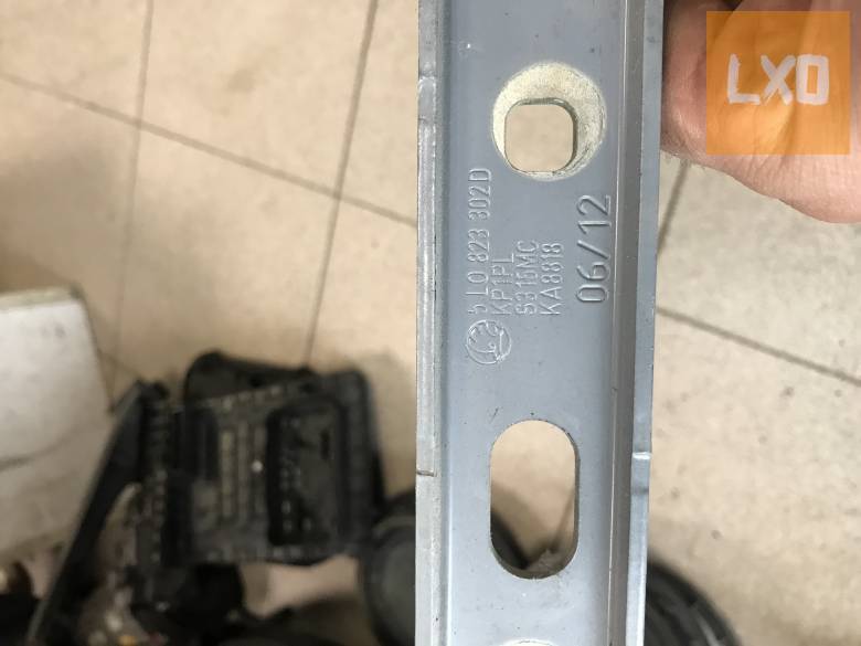 SKODA YETI 5L / jobb géptető zsanér  5L0 823 302 D apróhirdetés