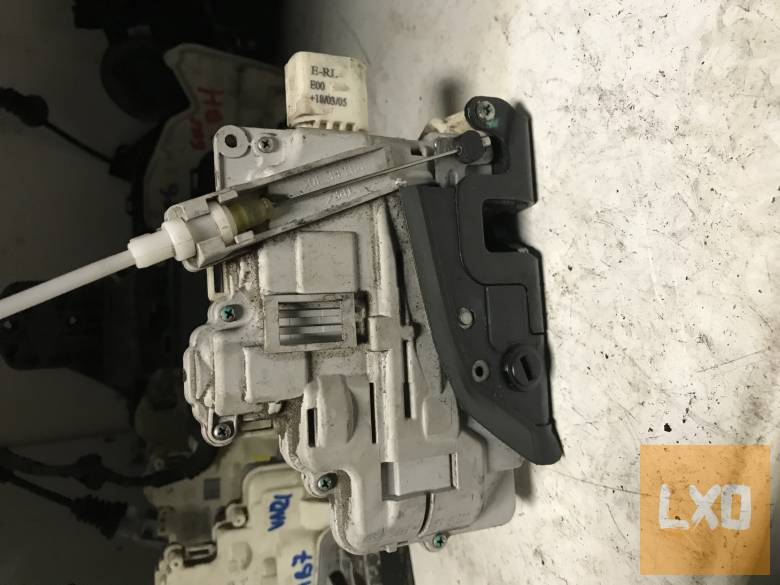 AUDI A4 B7  / bal hátsó zár 8E0 839 015 AA apróhirdetés
