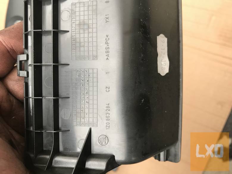 SKODA OCTAVIA II // tároló 1Z0 863 284 apróhirdetés