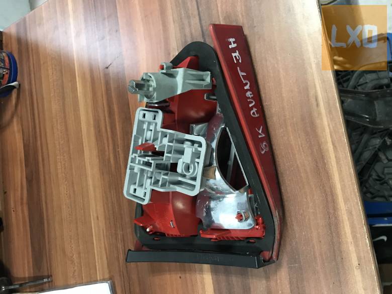 AUDI A4 B8 Avant  -  jobb hátsó belső lámpa apróhirdetés