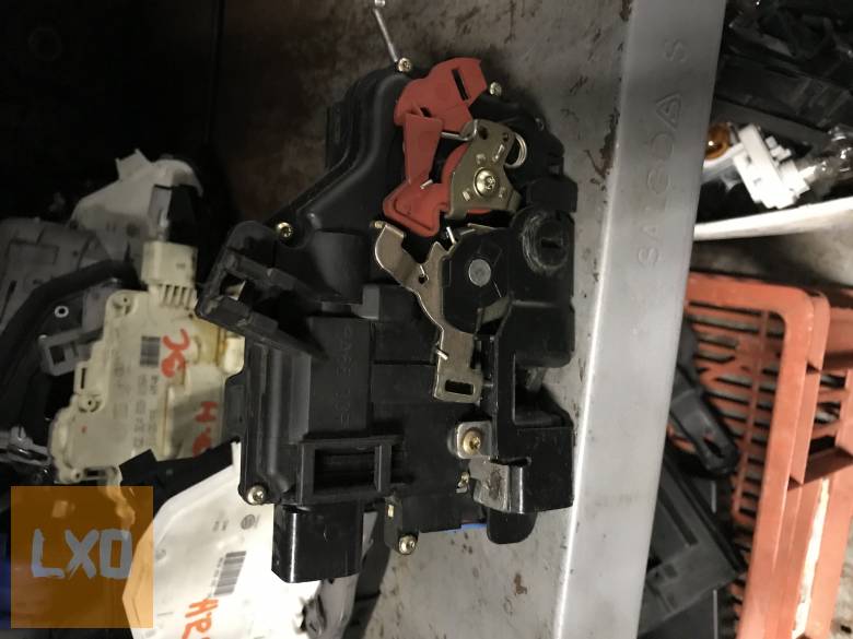 AUDI A4 B6  - jobb hátsó zár 8E0 839 016 C apróhirdetés