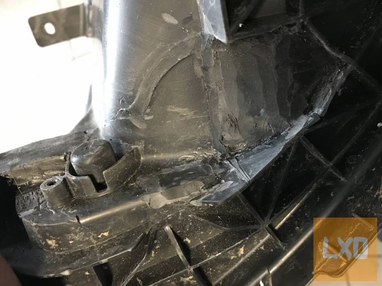 SUZUKI SWIFT VI -  jobb első XENON fényszóró  (javított) apróhirdetés