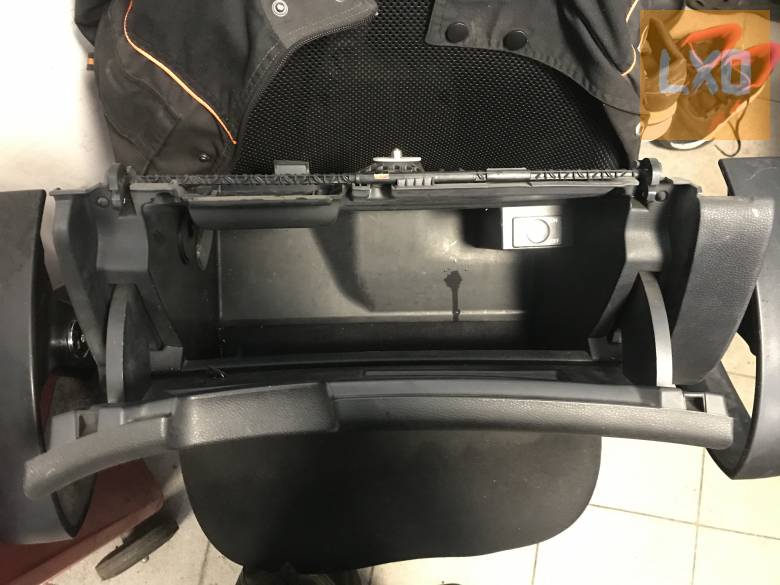 SKODA OCTAVIA II - kesztyűtartó apróhirdetés