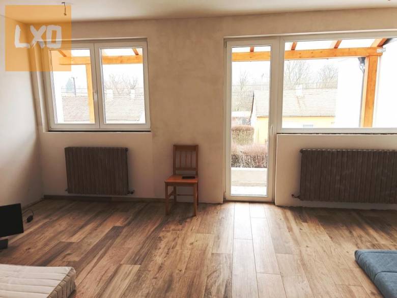 Eladó Nagyoroszi kert városias részén, belső kétszintes ikerház. apróhirdetés