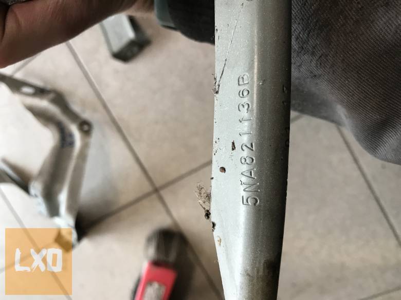 VW TIGUAN II 5NA  2,0 CR - jobb első sárvédő tartó 5NA 821 136 B apróhirdetés