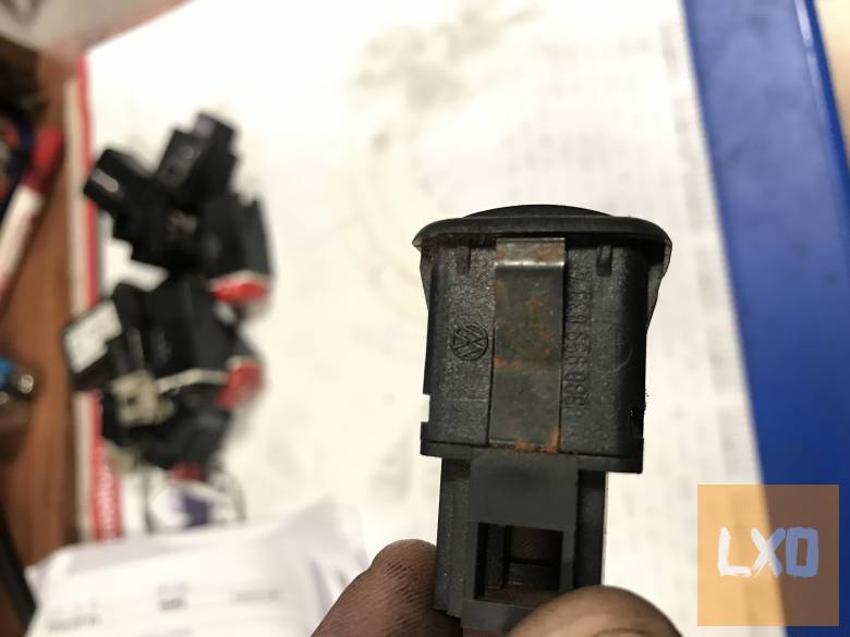 VW PASSAT B5 - tanknyitó kapcsoló 3B0 959 833 A apróhirdetés