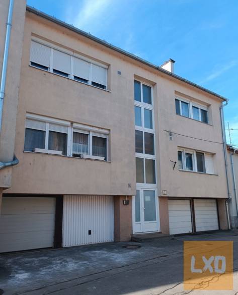 Eladó 105 m2-es, belső kétszintes társasházi téglaépítésű lakás Vácon apróhirdetés