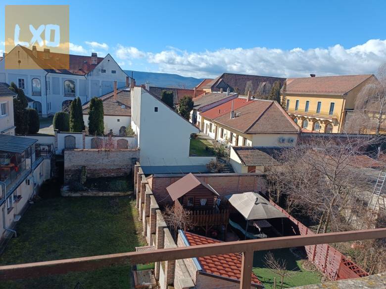 Eladó 105 m2-es, belső kétszintes társasházi téglaépítésű lakás Vácon apróhirdetés