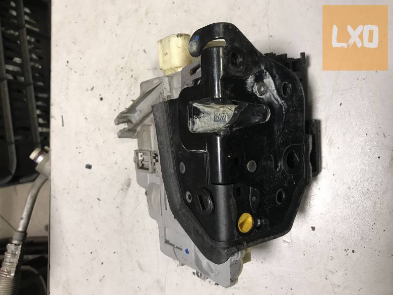 VW PASSAT B6 -- bal hátsó zár 3C4 839 015 A apróhirdetés