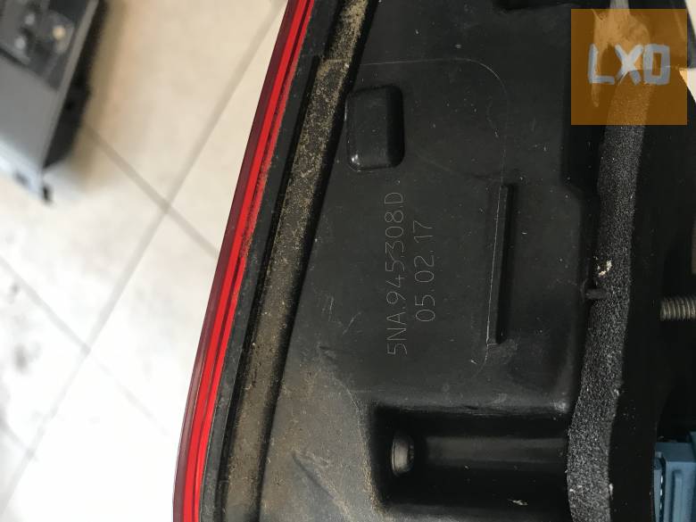 VW TIGUAN II - jobb hátsó belső lámpa 5NA 945 308 D apróhirdetés