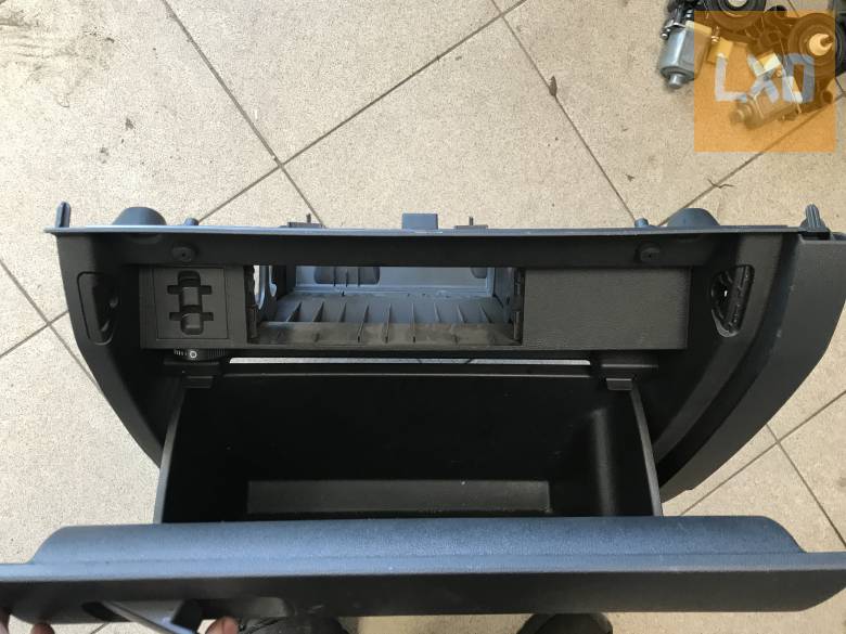 VW TIGUAN II  - kesztyűtartó apróhirdetés