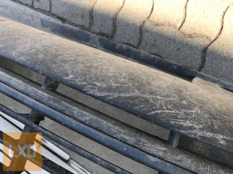 SKODA OCTAVIA II - első lökhárító ( pici hibával) apróhirdetés