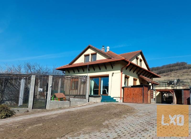 Remek kivitelezésű panorámás családi ház eladó Rádon. apróhirdetés