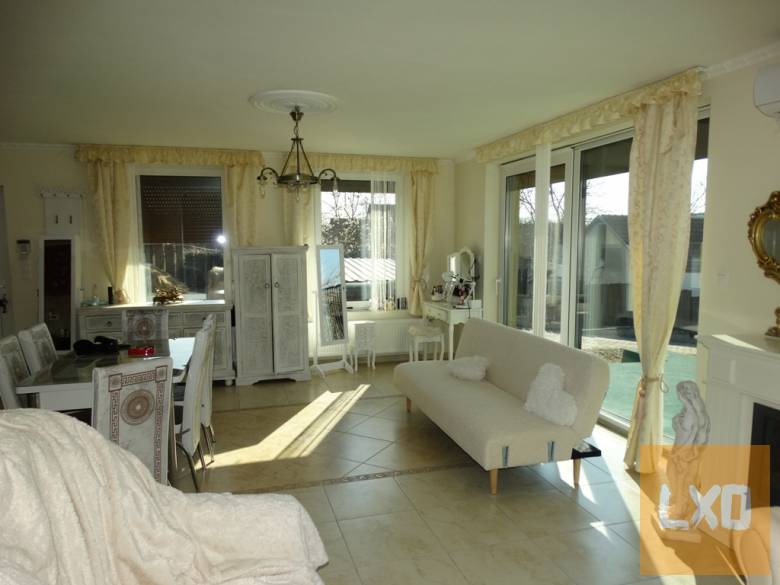 Remek kivitelezésű panorámás családi ház eladó Rádon. apróhirdetés