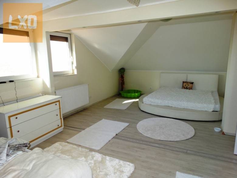 Remek kivitelezésű panorámás családi ház eladó Rádon. apróhirdetés