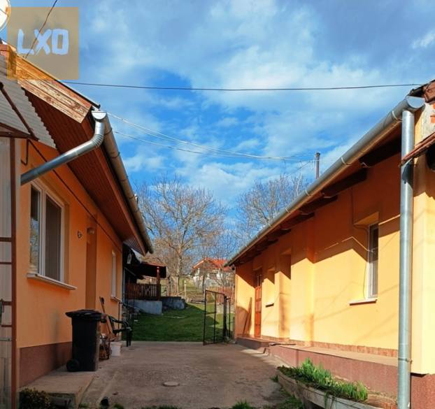 Eladó Szokolya központjában, egy telken lévő 2 házrész. apróhirdetés