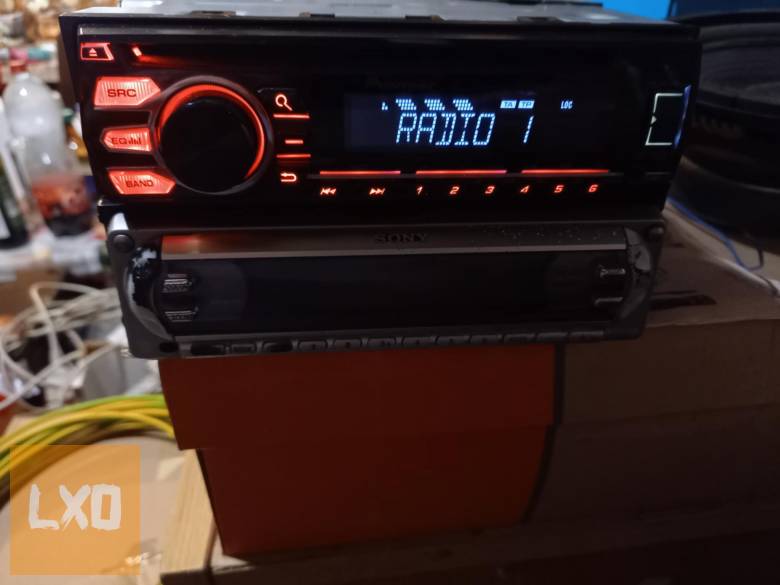 Újszerű Pioneer Autórádió / fejegység eladó, cserélhető apróhirdetés