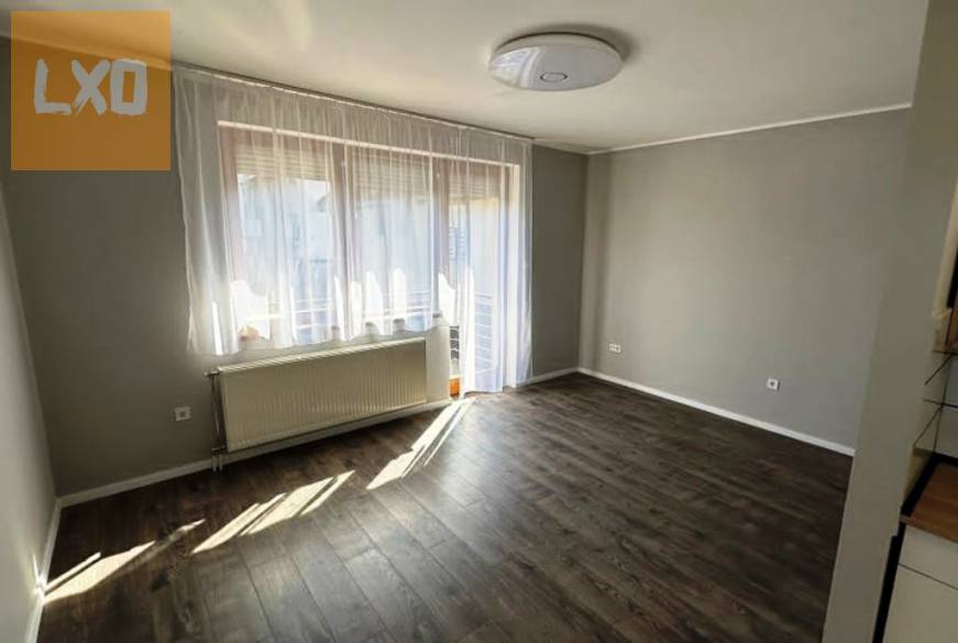 Vácon kiadó, egy 47 m² + erkélyes, téglaépítésű társasházi lakás. apróhirdetés